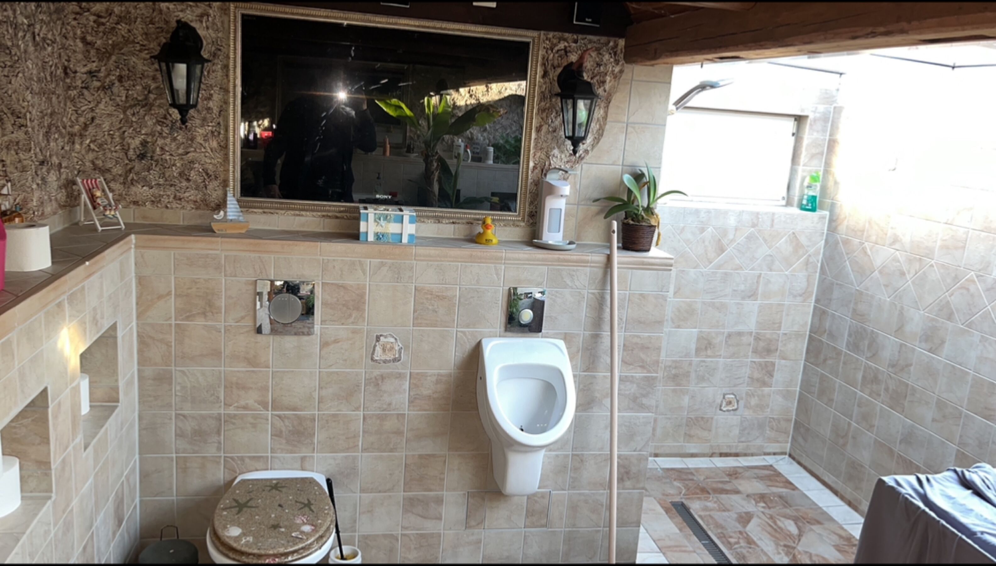 Badezimmer Obergeschoss mit WC und Urinal