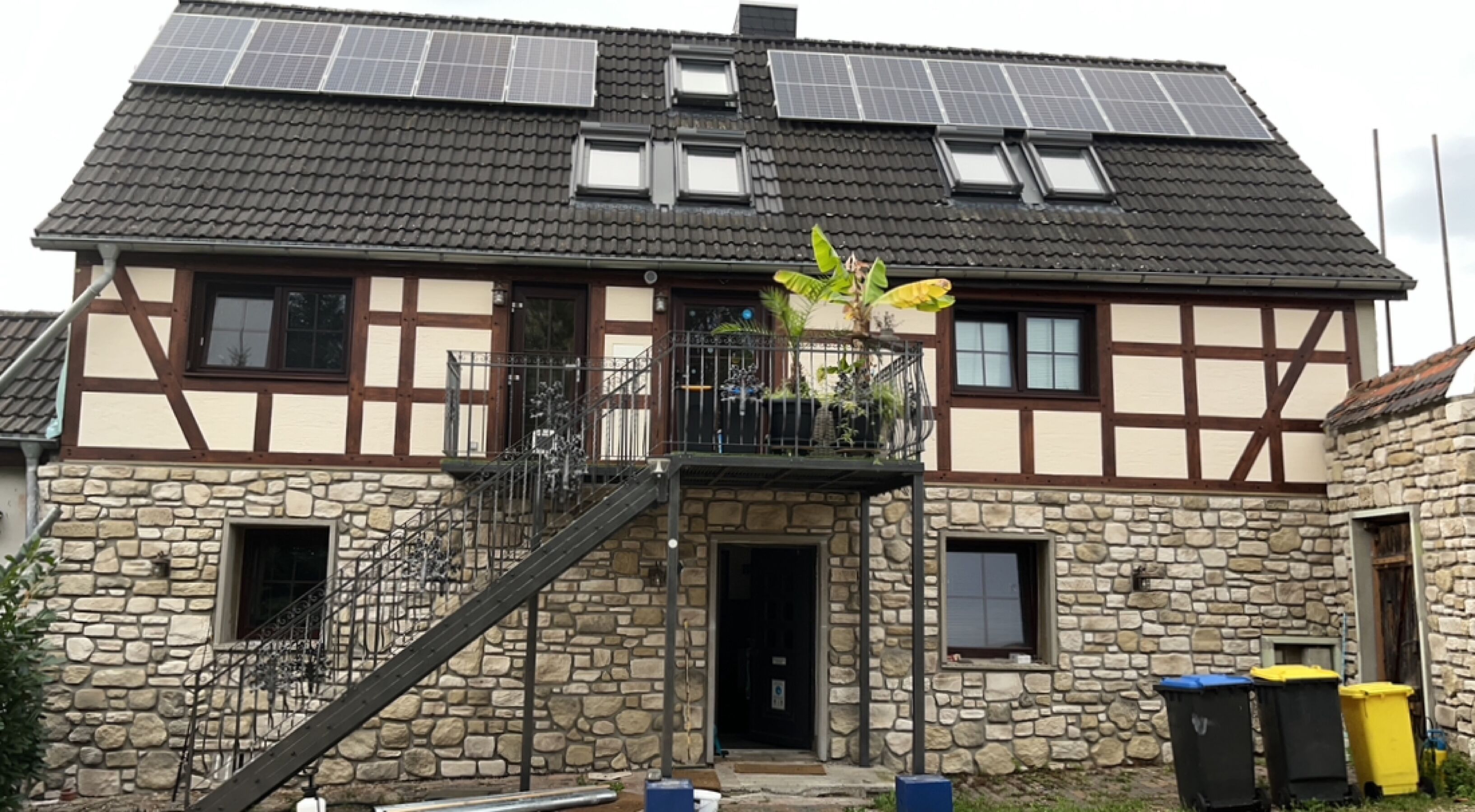 Frontansicht des Hauses bei Tag