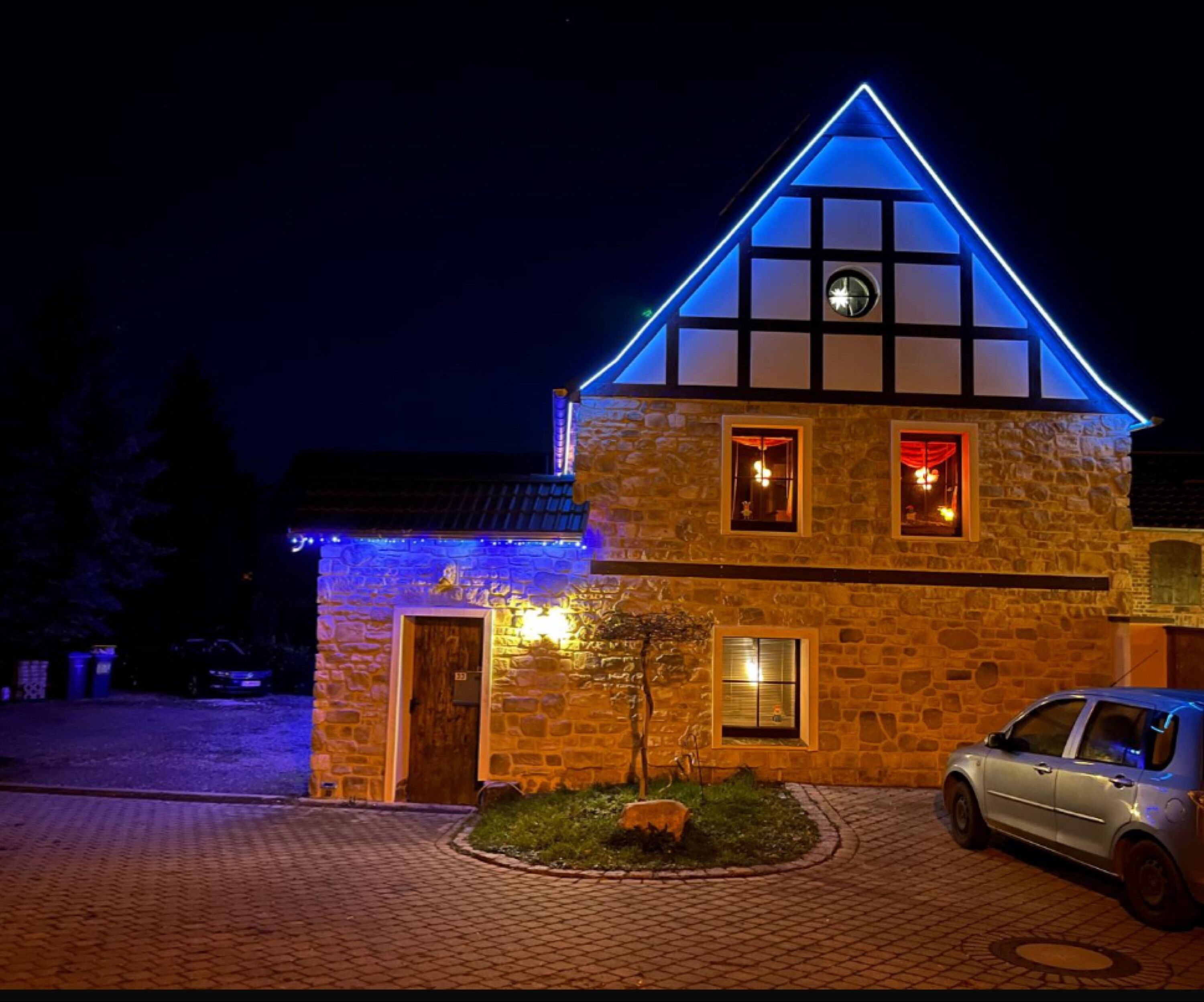 Frontansicht des Hauses bei Nacht