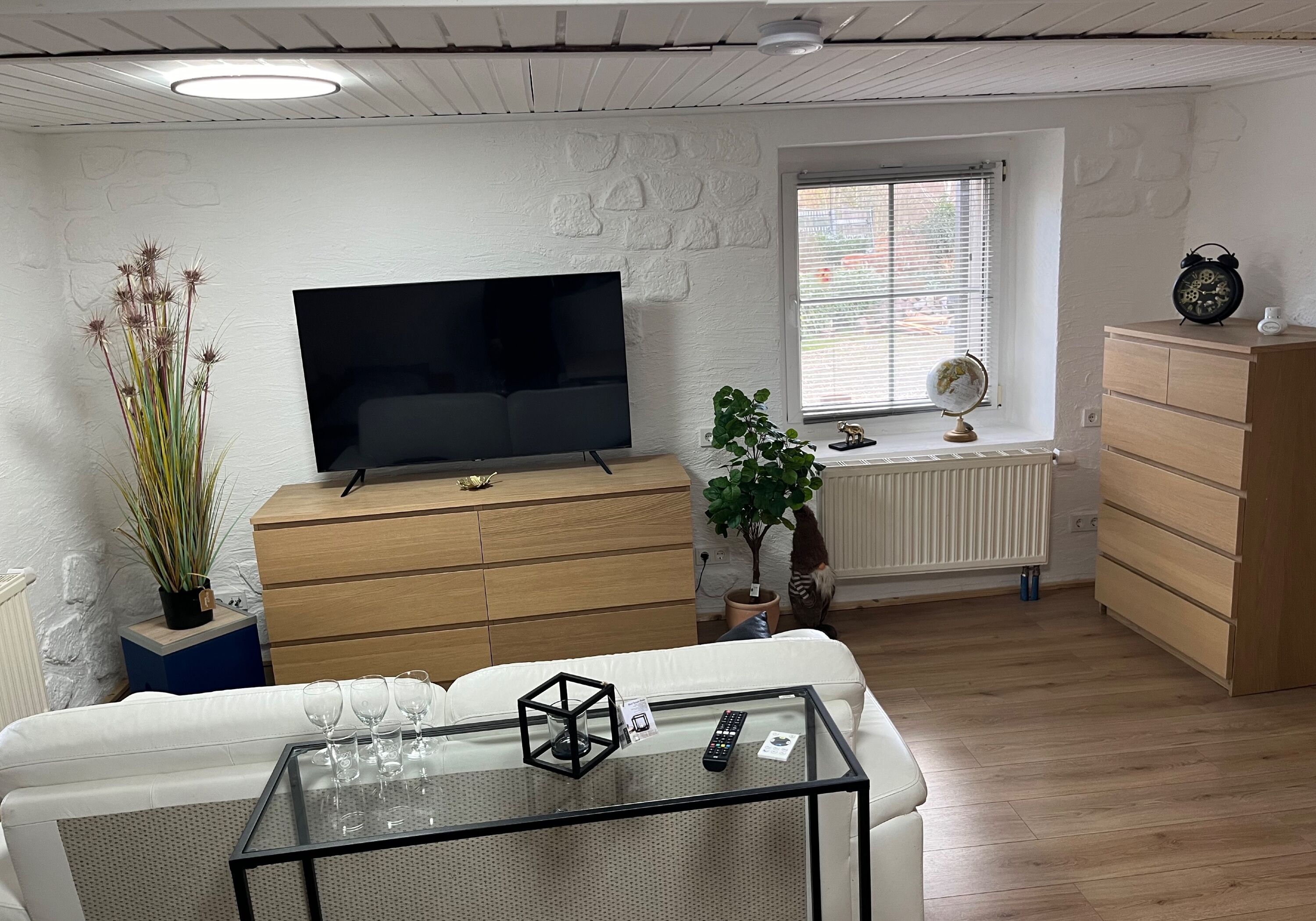 Wohn- und Schlafbereich im Erdgeschoss mit Sitzgelegenheit