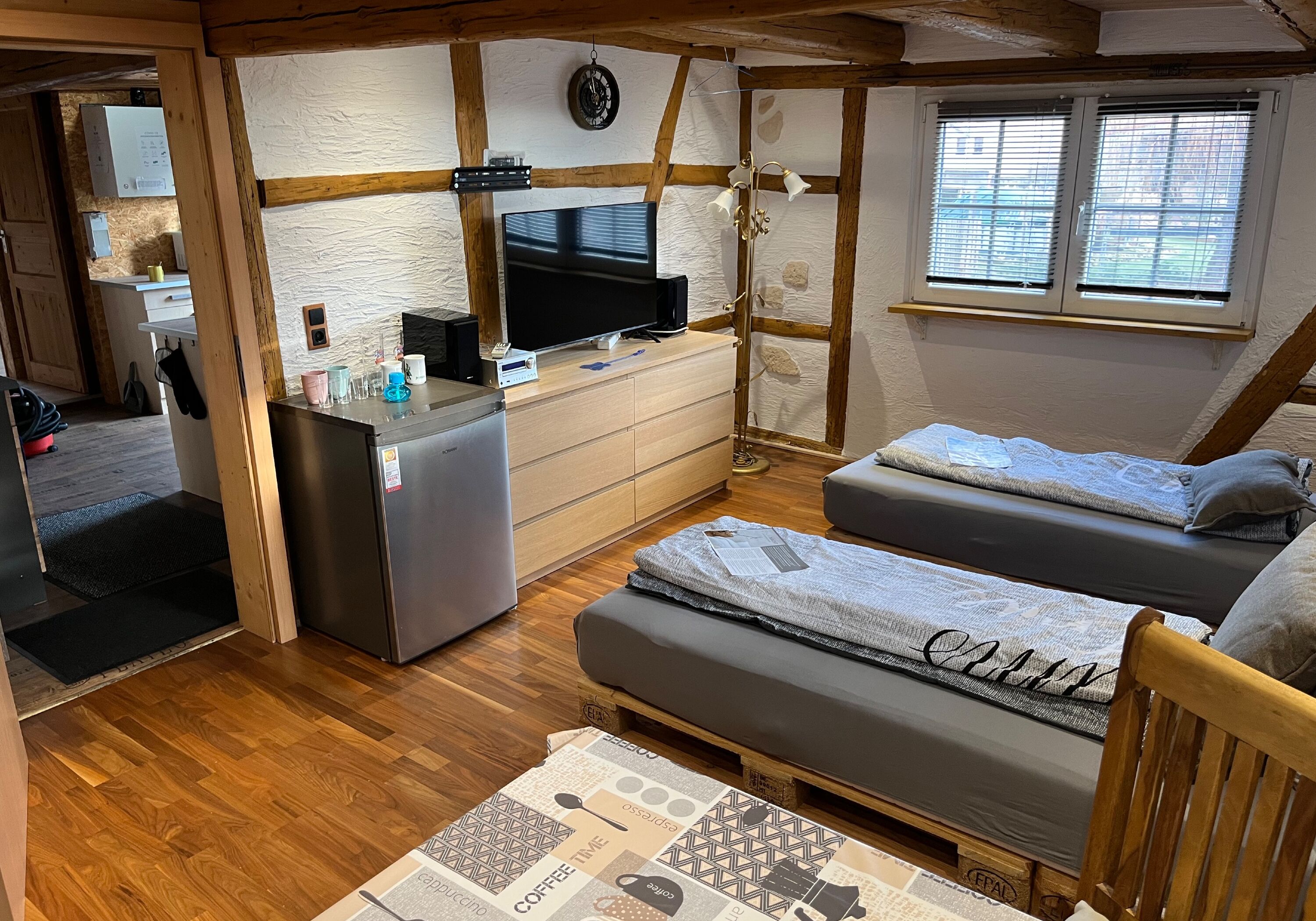 Schlafzimmer Obergeschoss mit Einzelbetten und Fachwerk