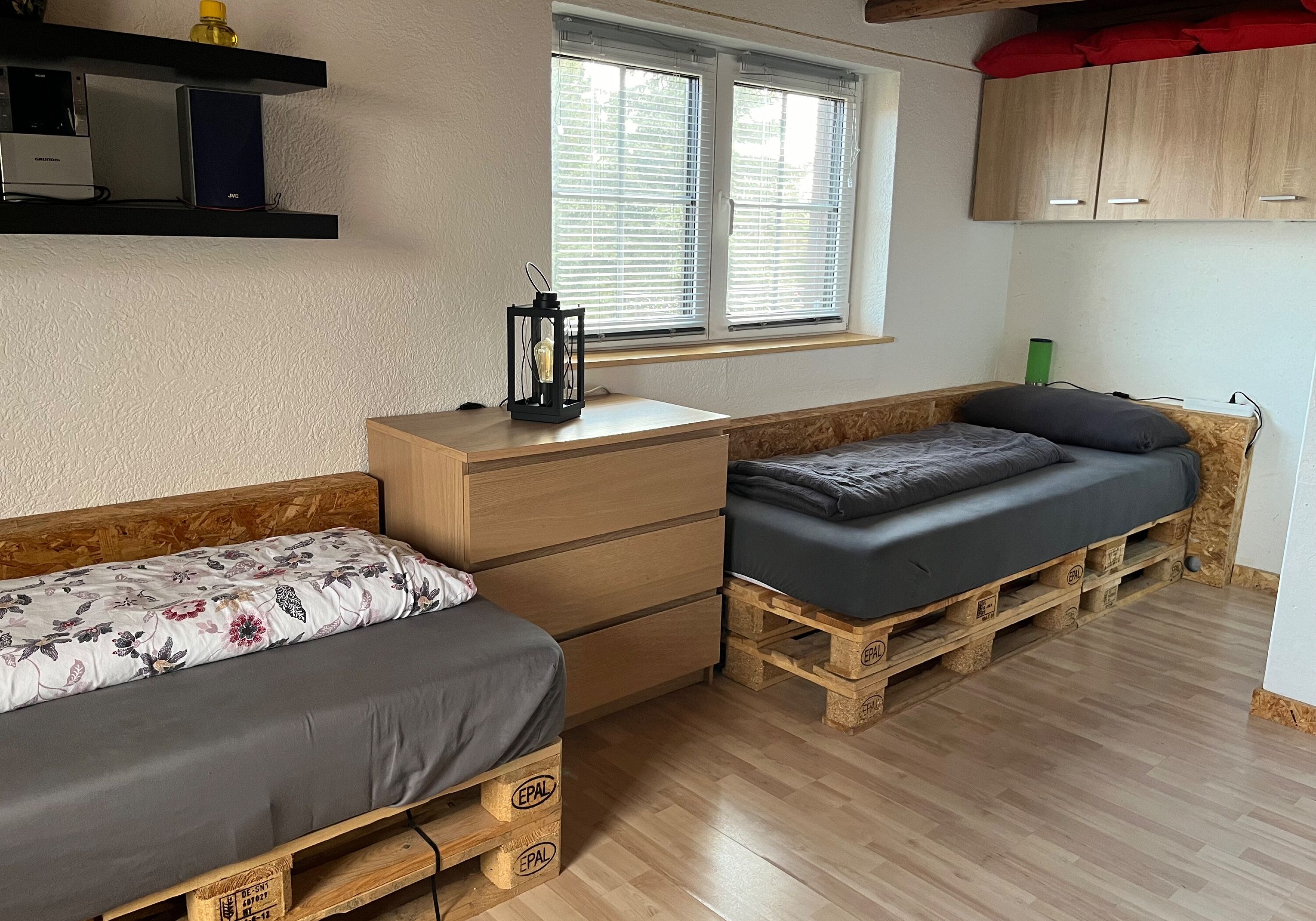 Weiteres Schlafzimmer im Obergeschoss mit TV und Kommode